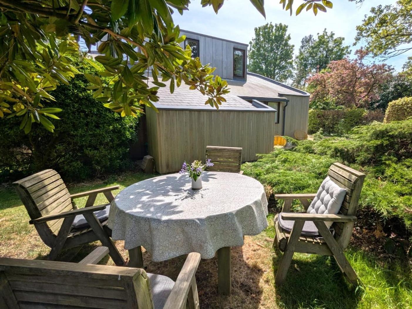 Unique & Rural Child Friendly Annexe With Large Gardens, Games & Tennis Court - Chichester Holiday Properties Exterior photo